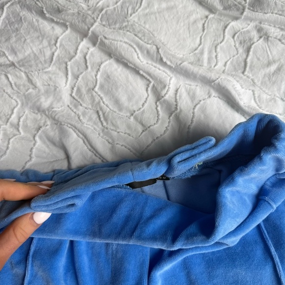PrettyLittleThing Blue Velour Pants With Slit and Seam Detail - Picture 9 of 11